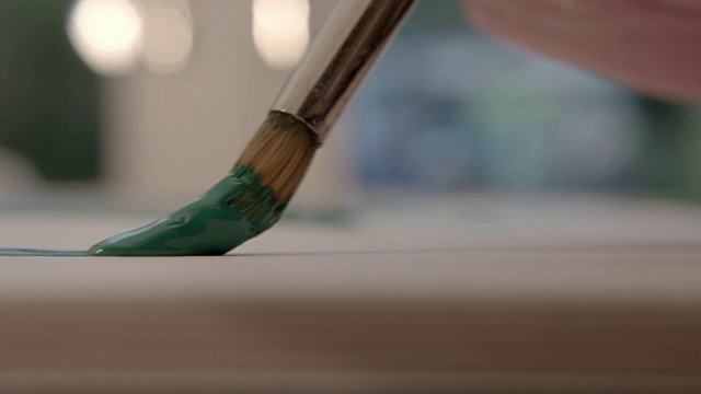 纸上画笔的极端特写，艺术家绘画视频下载