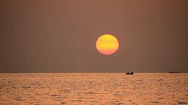 在热带日落海滩上的小船视频素材