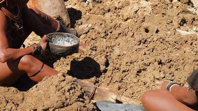 CU Ovahimba妇女浇灌土壤视频素材