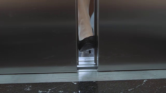 SLO MO DS女性脚停止电梯门视频素材