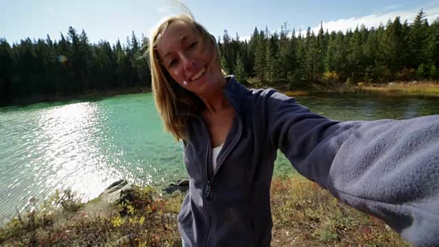 徒步女在山湖边自拍视频素材