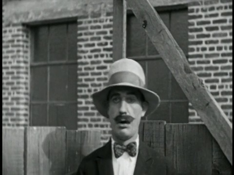 1928年B/W近距离男子与胡子被击中头部木板/短视频素材