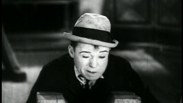 1933年戴帽子的男人(哈利·兰登)打喷嚏/特写视频素材