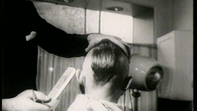 1951年后景:一个少年在理发店里得到莫霍克发型/法国/新闻片视频下载