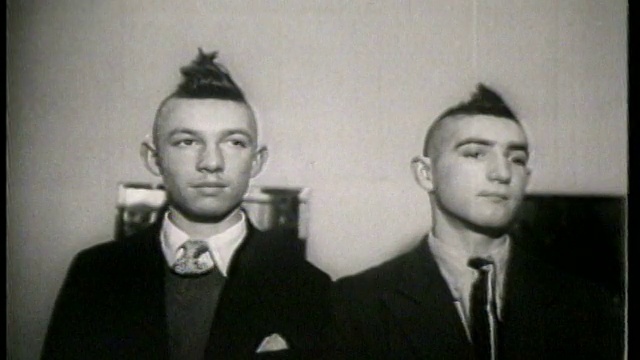 1951年黑白版:2个穿着新莫霍克发型的少年在理发店转弯/法国/新闻片视频下载