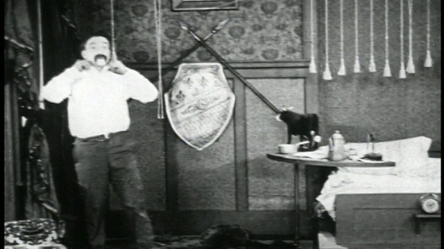 1923年B/W男士(Snub Pollard)在卧室/短裤拉上拉链视频素材
