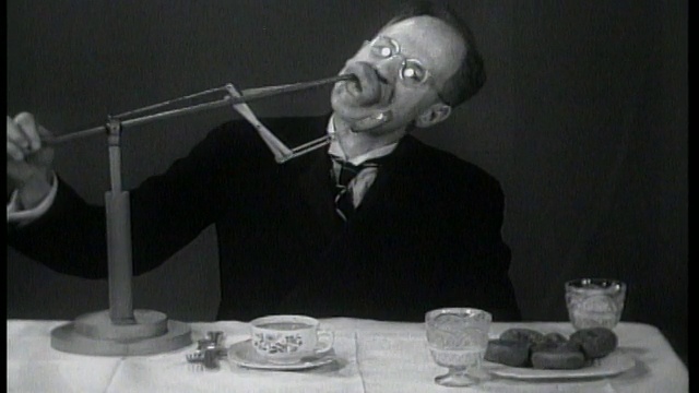 1937年，I.M.教授展示了他的发明，在不滴油的情况下灌入甜甜圈视频下载