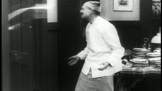 1916年B/W厨师被扔到脸上视频素材