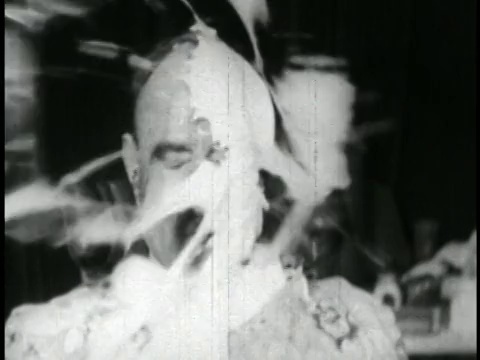 1928年B/W近距离观看一名中年男子被扔到脸/短视频素材