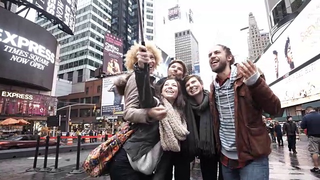 在纽约时代广场自拍的游客视频下载