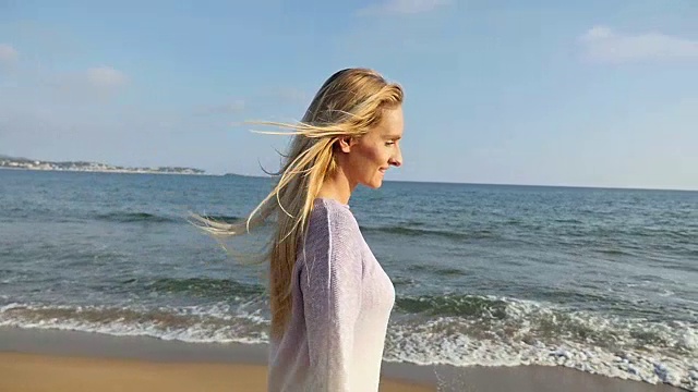 美丽的女人在海边散步视频素材