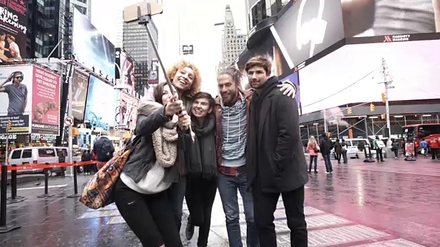 在纽约时代广场自拍的游客视频下载