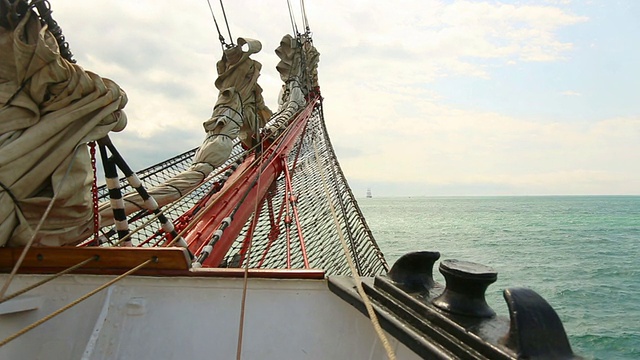 船首斜桅旧帆船视频素材