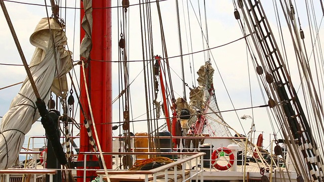在一艘旧帆船上旅行视频素材