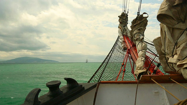 船首斜桅旧帆船视频素材