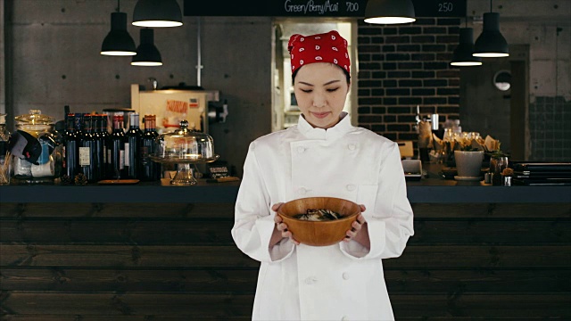 亚洲女厨师骄傲地展示她做的饭菜视频素材