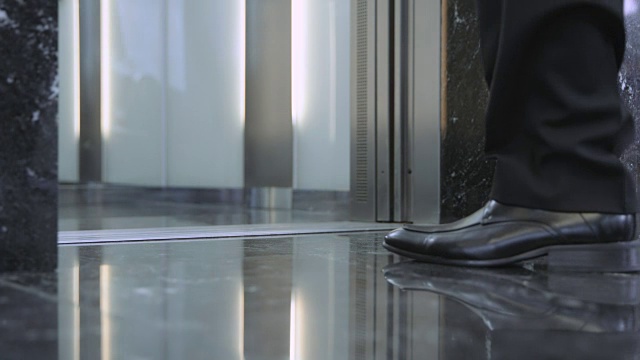 LD商务人士进入电梯时的双腿视频素材