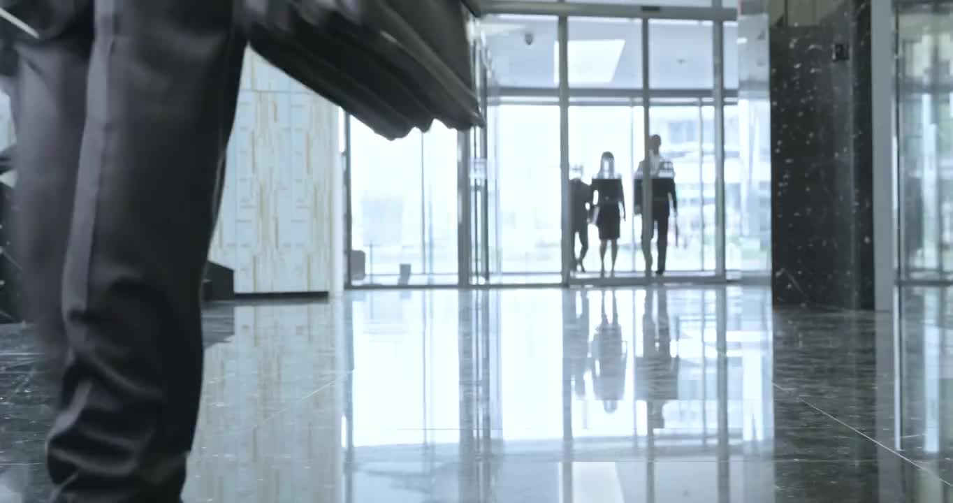 忙碌的商人们匆匆穿过公司大楼的大厅视频下载