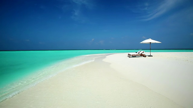 印度洋，马尔代夫，热带海滩上的日光浴躺椅视频素材