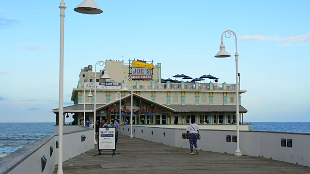 代托纳海滩佛罗里达著名的主街码头和木板路码头，在水上为游客提供餐馆Joes螃蟹小屋，在世界上最著名的海滩上有木板路视频下载