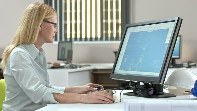 DS MS女工程师在计算机上工作视频素材