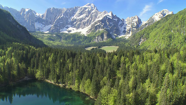 从空中俯瞰美丽的山和湖视频素材