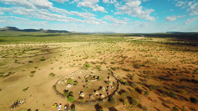 直升机全景纳米比亚景观与辛巴村视频素材