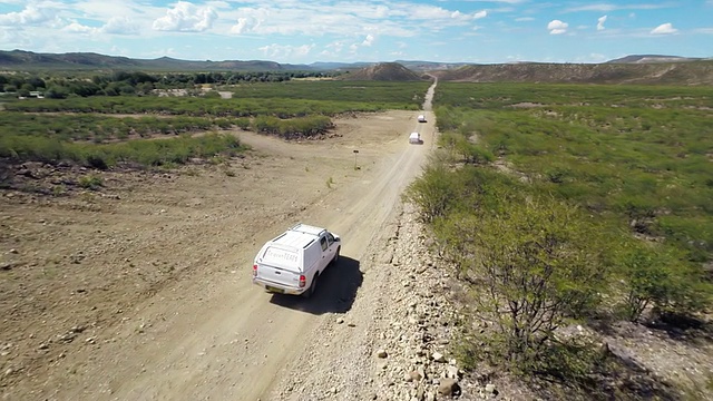 纳米比亚的直升飞机在公路上行驶视频素材