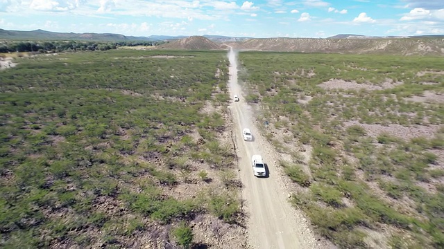 直升飞机在纳米比亚的道路冒险视频素材