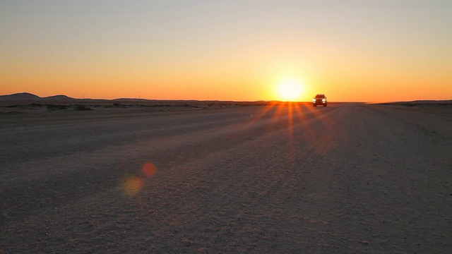 日落时分纳米比亚的越野汽车视频素材