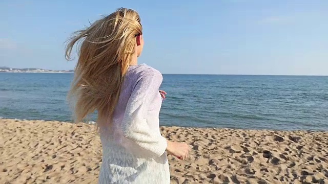 地中海的幸福——年轻女子走向大海视频素材