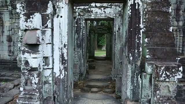在柬埔寨吴哥窟寺庙里行走的观点视频下载