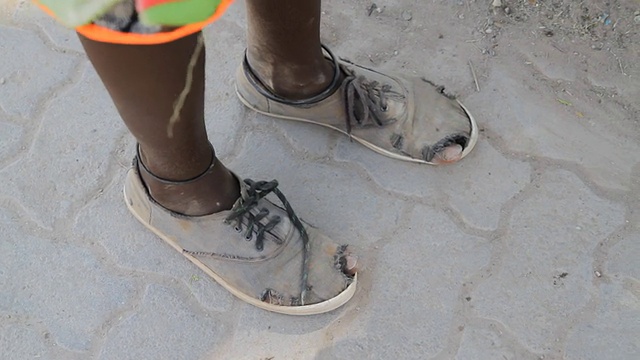 贫穷非洲少年的脚视频素材