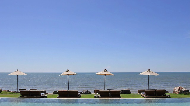 高清沙滩椅，海景，蓝天视频素材