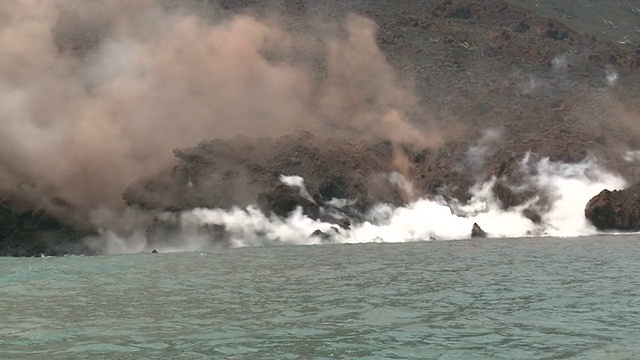 火山喷发熔岩流在海上爆炸视频素材