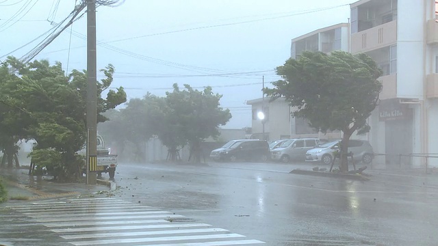 狂暴的飓风眼墙风和雨猛烈冲击城市视频下载