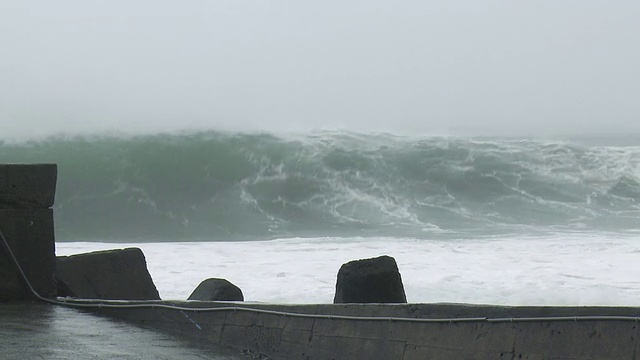 巨大的飓风浪冲上岸视频素材