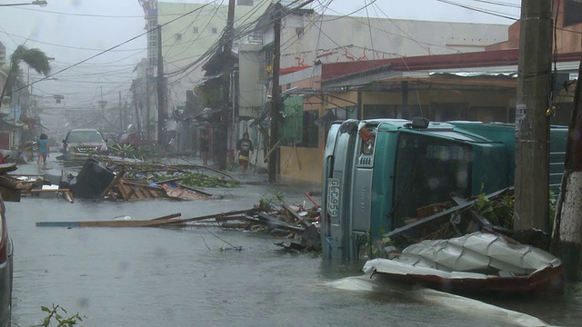 台风海燕风暴潮破坏塔克洛班市视频素材