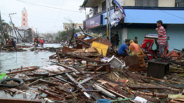 台风海燕风暴潮在塔克洛班市的破坏和幸存者视频素材