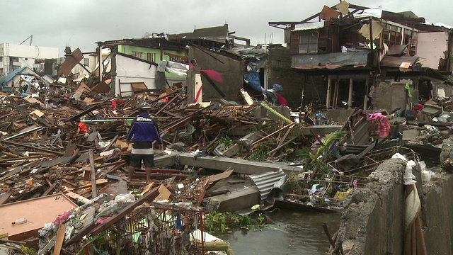 台风海燕风暴潮破坏塔克洛班市视频素材