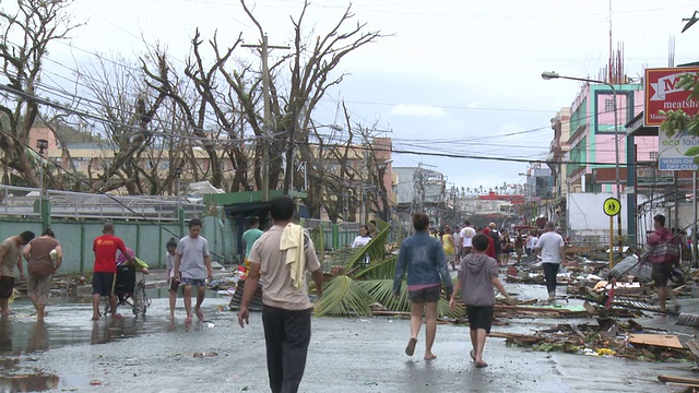 台风海燕过后，幸存者走在塔克洛班市满目疮痍的街道上视频素材