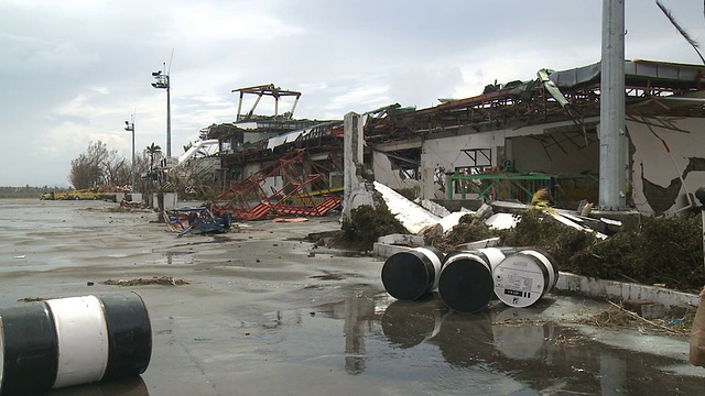 台风海燕军用直升机在被摧毁的塔克洛班机场视频素材