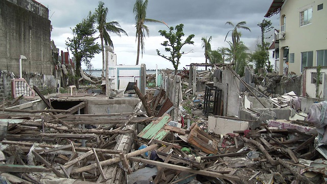 台风海燕过后，风暴潮破坏塔克洛班视频素材
