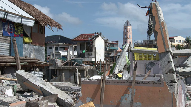 台风海燕摧毁菲律宾塔克洛班市居民区视频素材