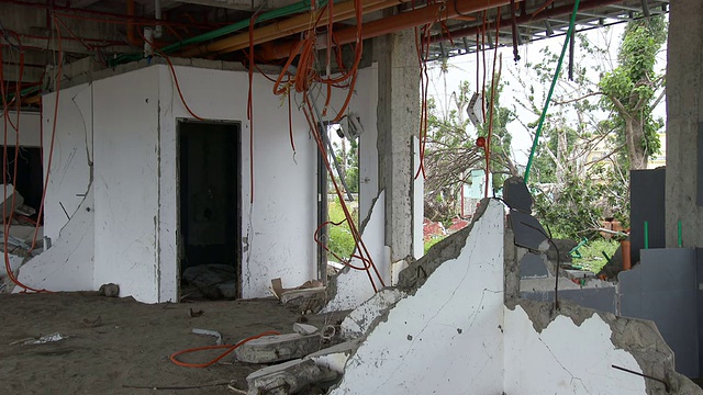 台风“海燕”在塔克洛班对建筑物造成灾难性破坏视频素材