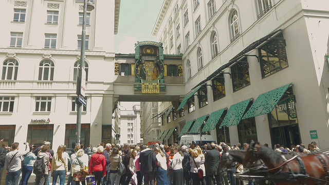 Hoher市场的Ankeruhr时钟。中景镜头视频素材