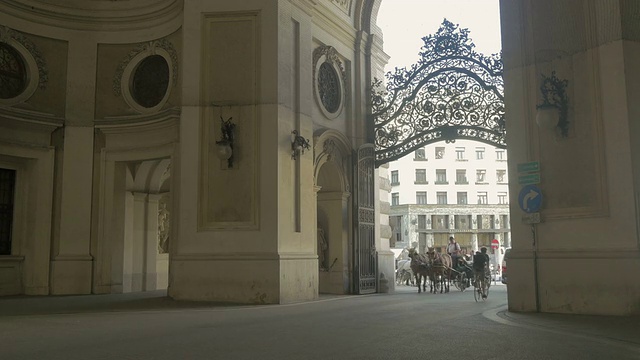 马车穿过米夏勒广场的罗马拱门走向摄像机。从R转到l。宽频。视频素材
