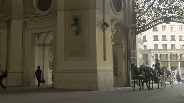 马车穿过米夏勒广场的罗马拱门走向摄像机。从右转到l中拍。视频素材