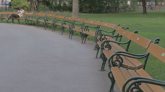 Volksgarten。公园长椅上的女人在看书。从R到L。视频下载