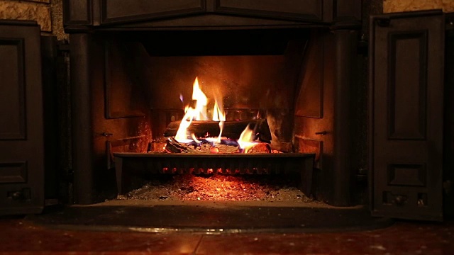 壁炉里燃烧的木头视频下载